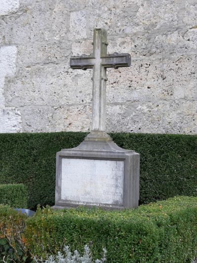 Kreuz vor Kirche